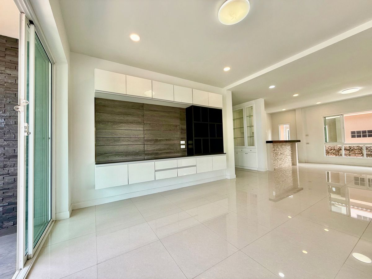 ขายบ้านปิ่นเกล้า จรัญสนิทวงศ์ : ขายบ้านเดี่ยวหลังใหญ่ 2 ชั้น ห้องมุม หมู่บ้านสวนดอกไม้ บรมราชชนนี 105