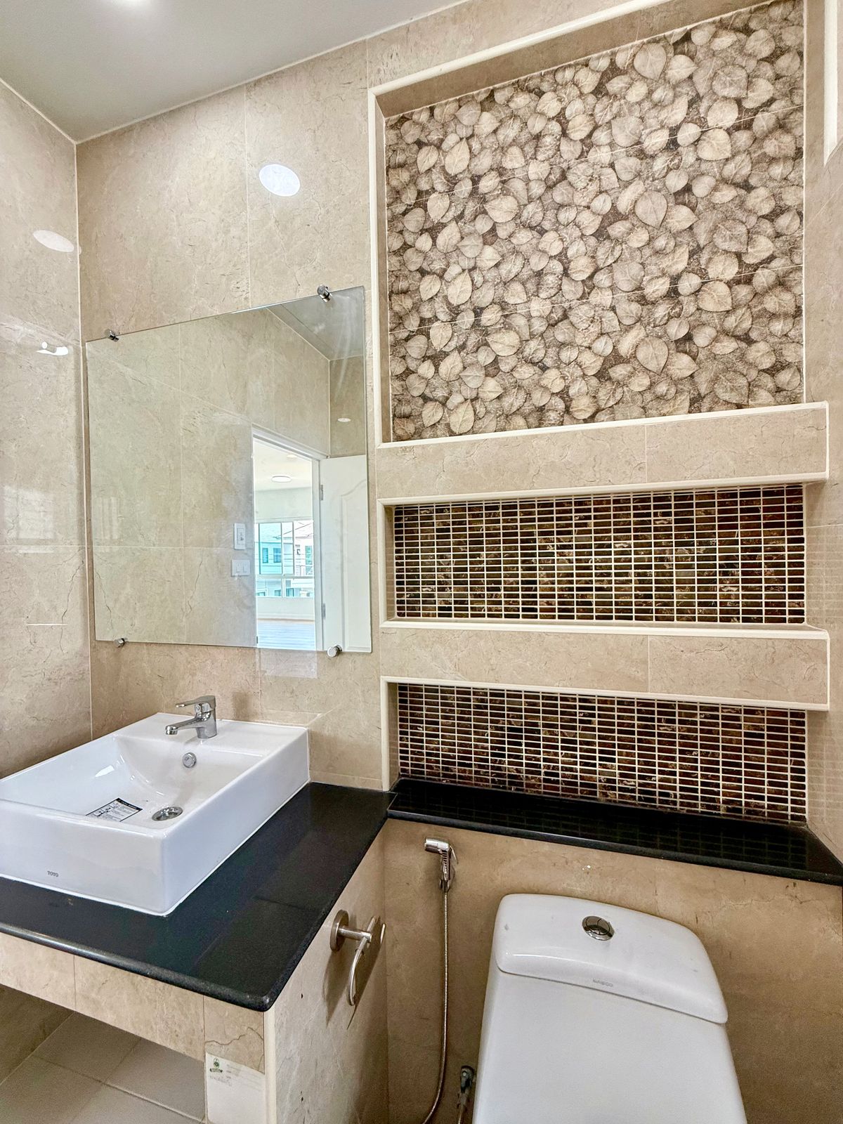 ขายบ้านปิ่นเกล้า จรัญสนิทวงศ์ : ขายบ้านเดี่ยวหลังใหญ่ 2 ชั้น ห้องมุม หมู่บ้านสวนดอกไม้ บรมราชชนนี 105