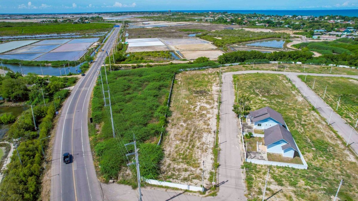 ขายที่ดินชะอำ เพชรบุรี : ✨ HOT DEAL! ที่ดินทำเลทอง 2-0-40 ไร่ (840 ตร.ว.) ติดถนนใหญ่! ใจกลางหาดเจ้าสำราญ เพชรบุรี! ✨