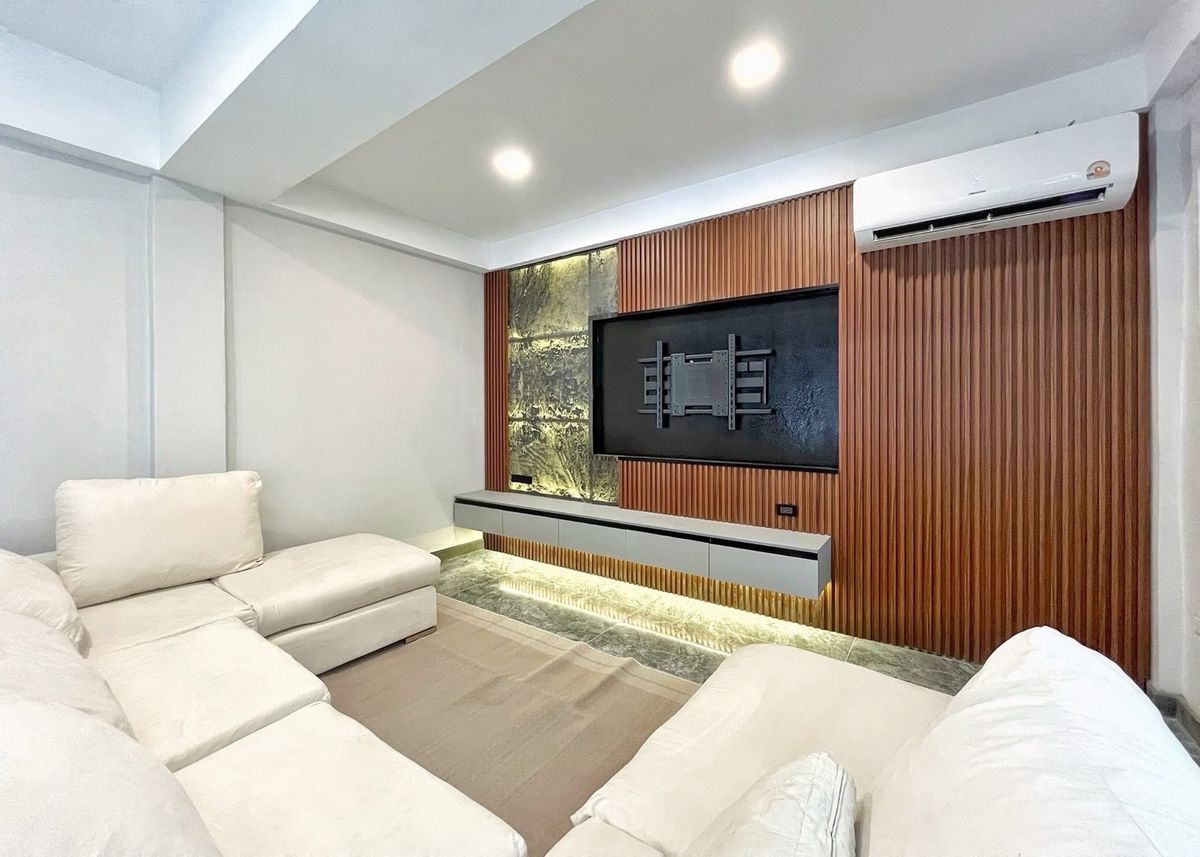 ให้เช่าบ้านสุขุมวิท อโศก ทองหล่อ : Rental : Modern White Mansion Luxury In Thonglor 25 , 5 Bed 7 Bath 1 Office, 2 Kitchens , 2 Parking , 600 Sq.m
⭐️Bangkok panoramic view rooftop.
⭐️ Can be used as an office and registered as a company.
⭐️Pet friendly. 🐶😻

