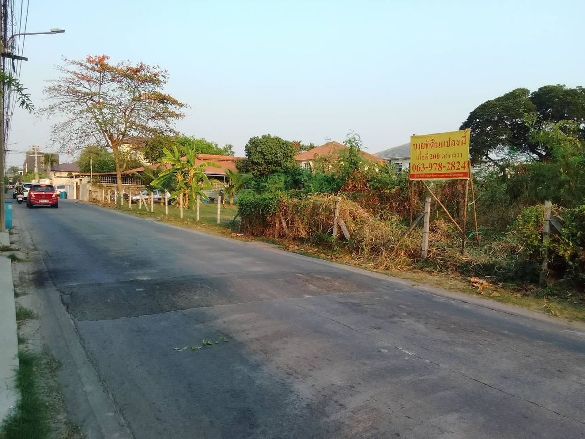 ขายที่ดินลาดกระบัง สุวรรณภูมิ : VLM 996  ขายที่ดิน เฉลิมพระเกียรติ ร.9 ซอย 7 แยก 4 กว้าง ~6 เมตร แขวงหนองบอน เขตประเวศ ทิศตะวันตกเฉียงเหนือ  เนื้อที่ 200 ตารางวา
