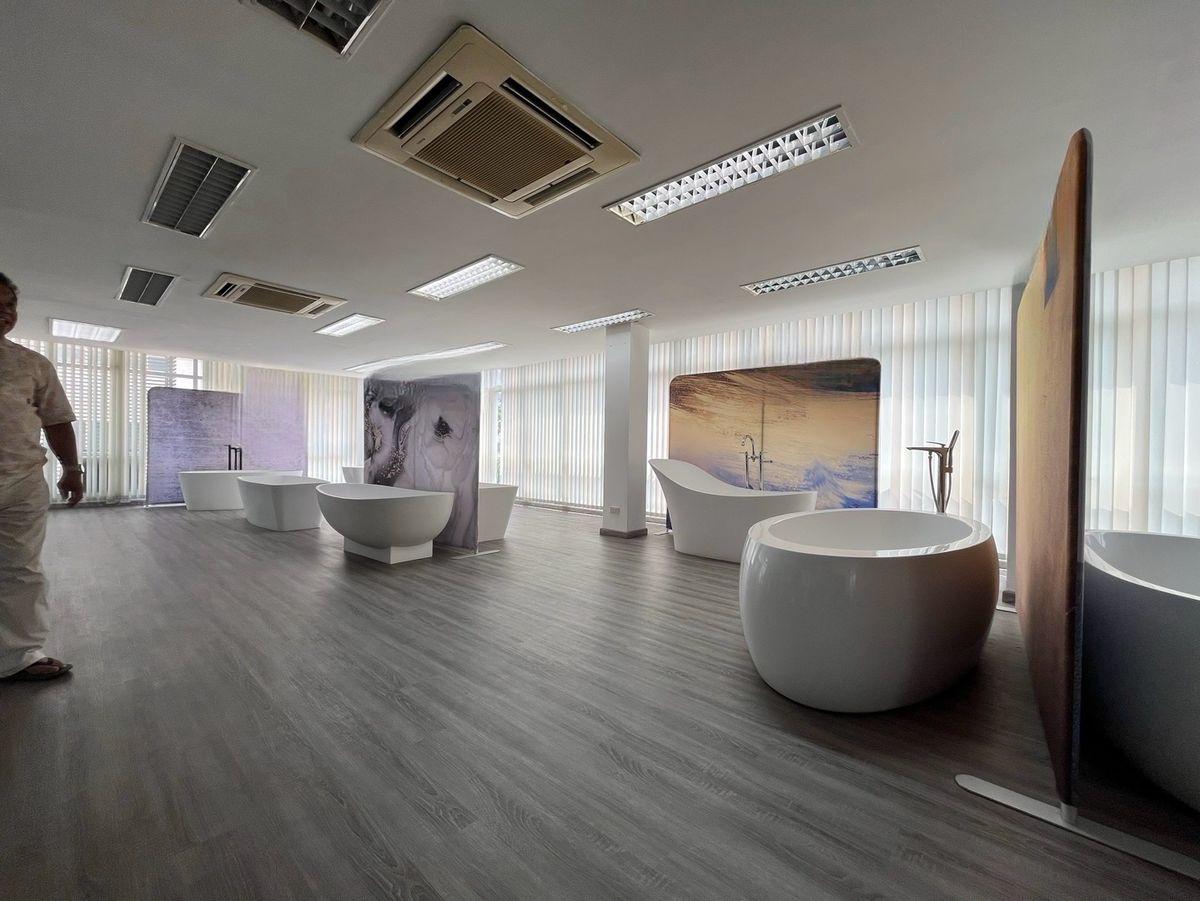 For RentOfficeKaset Nawamin,Ladplakao : Rent a 5 -story office building with a Stand Alone elevator, 20 car parking, Nuanchan, Bueng Kum District, Bangkok | Can decorate the renovation to improve the companys office.