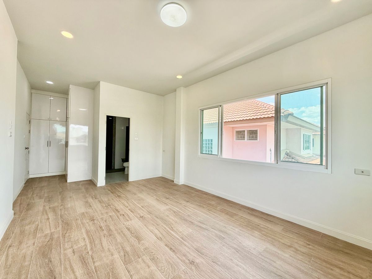 ขายบ้านปิ่นเกล้า จรัญสนิทวงศ์ : ขายบ้านเดี่ยวหลังใหญ่ 2 ชั้น ห้องมุม หมู่บ้านสวนดอกไม้ บรมราชชนนี 105