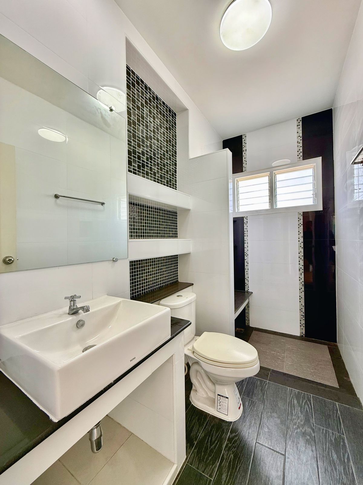 ขายบ้านปิ่นเกล้า จรัญสนิทวงศ์ : ขายบ้านเดี่ยวหลังใหญ่ 2 ชั้น ห้องมุม หมู่บ้านสวนดอกไม้ บรมราชชนนี 105