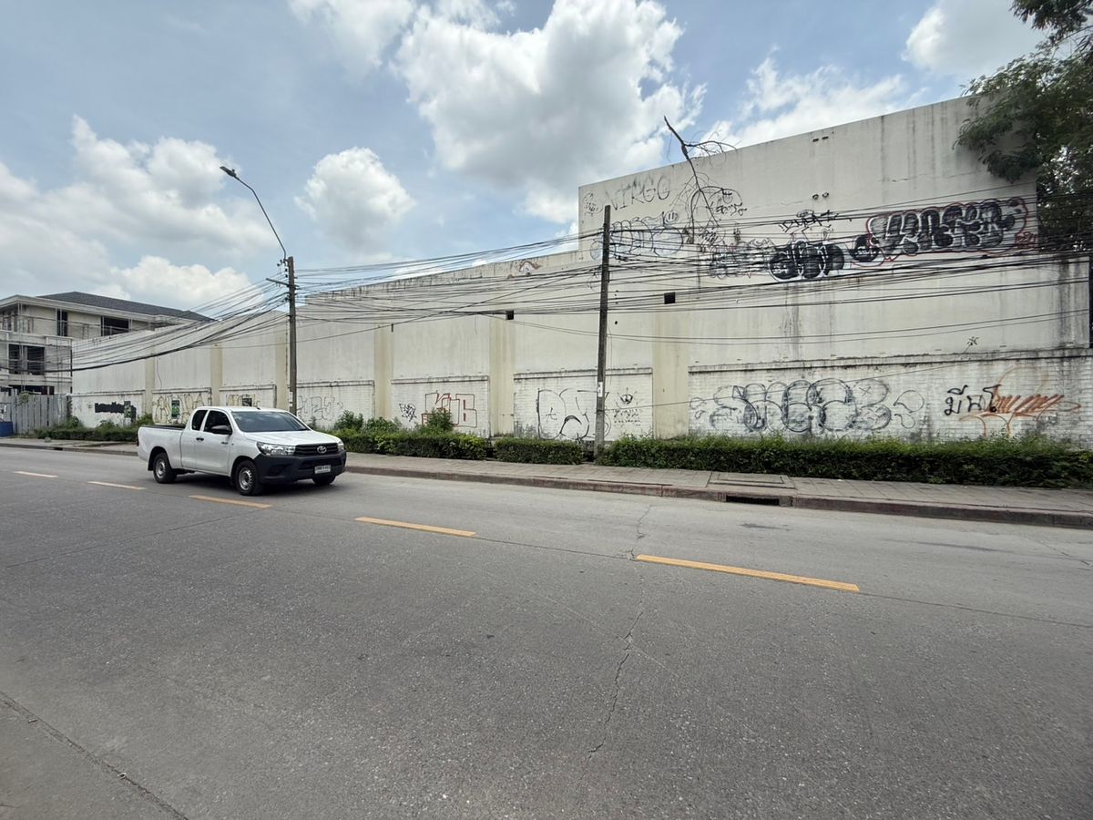 For RentLandYothinpattana,CDC : Land rental with buildings Sriwara Road area, near the expressway, suitable for trading in the community area