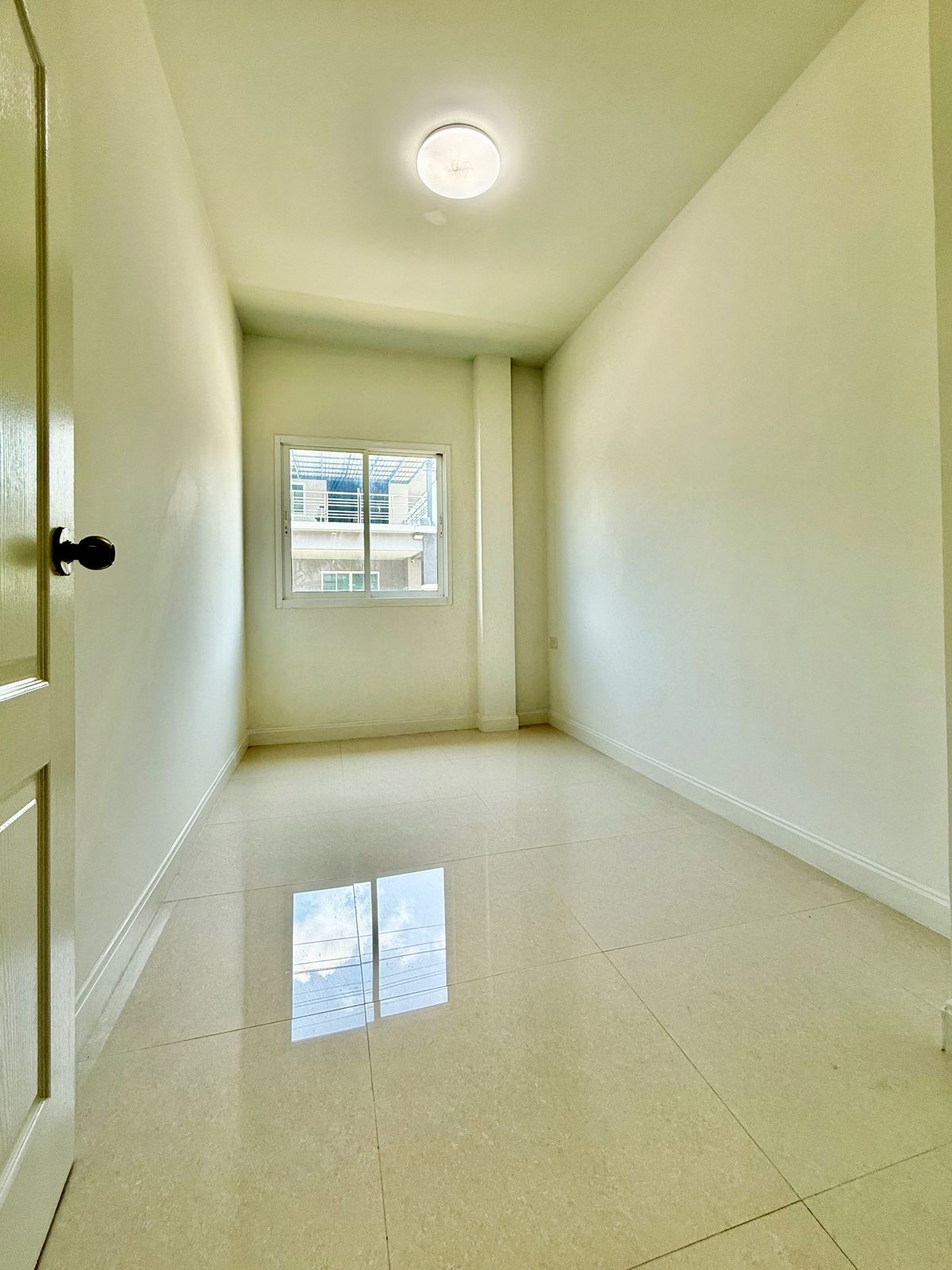 ขายบ้านปิ่นเกล้า จรัญสนิทวงศ์ : ขายบ้านเดี่ยวหลังใหญ่ 2 ชั้น ห้องมุม หมู่บ้านสวนดอกไม้ บรมราชชนนี 105