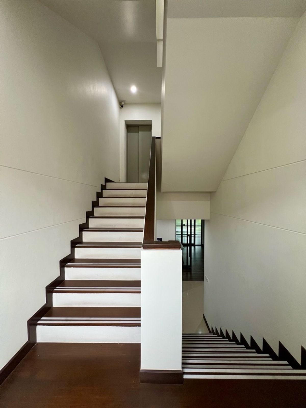 ขายโฮมออฟฟิศพระราม 9 เพชรบุรีตัดใหม่ RCA : 📣 [For Sale] โฮมออฟฟิศพระราม 9 5 ชั้น พร้อมลิฟต์ส่วนตัว ✨ ใจกลางพระราม 9 ซอย 57/1 (Meloft Rama9 Home Office) แต่งครบ พร้อมใช้งาน