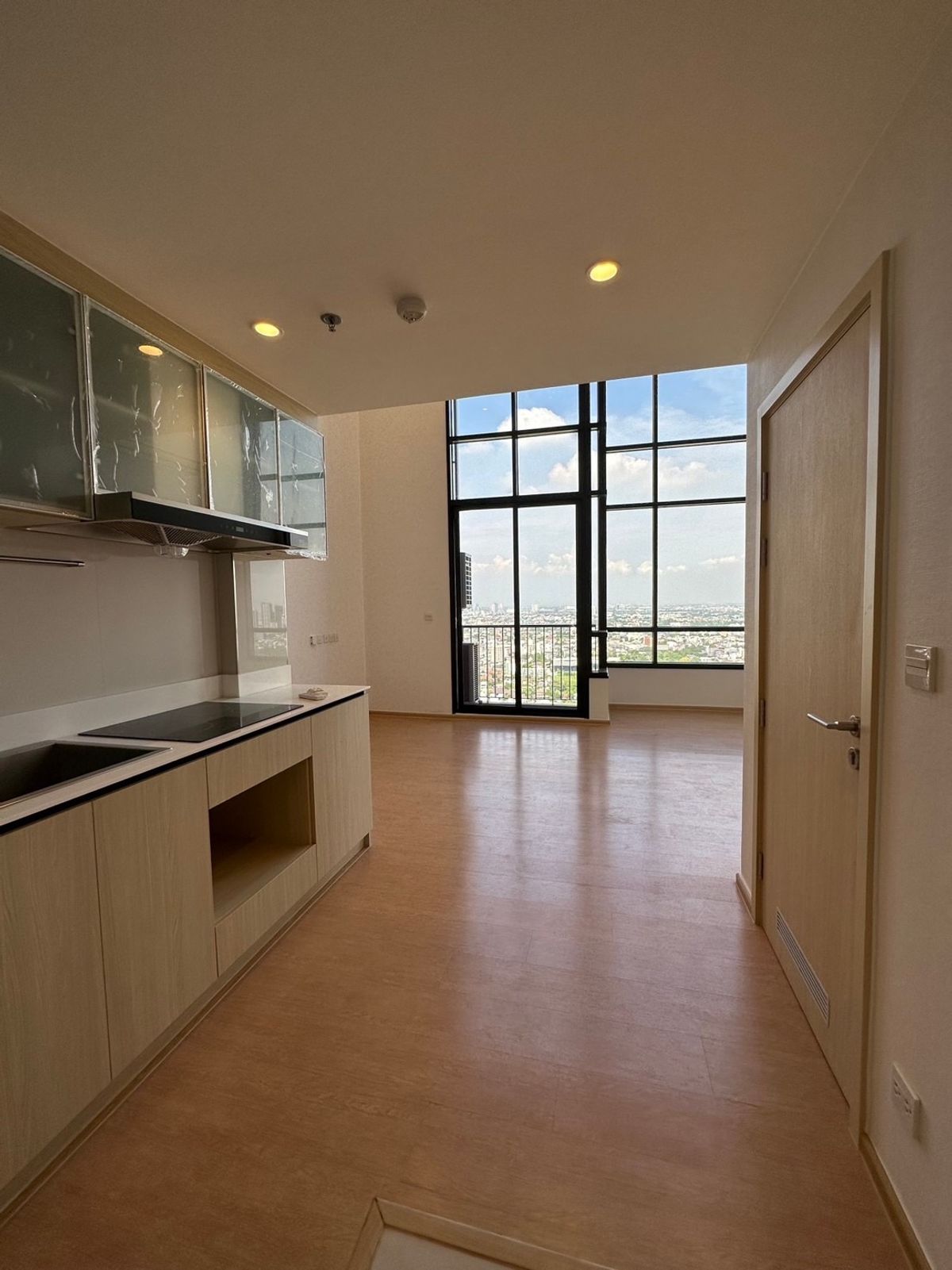 For SaleCondoSukhumvit, Asoke, Thonglor : Maru Ekkamai 2 / Pet Friendly near BTS Ekkamai, rare item, only 2 units on the whole floor, brand new room, extra high ceiling 5.5 m. / 2 bedrooms, 2 bathrooms, 76 sq m. Call 0937890899