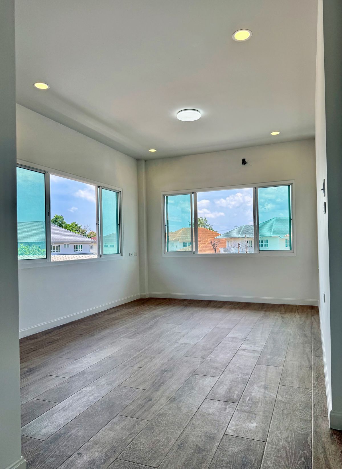 ขายบ้านปิ่นเกล้า จรัญสนิทวงศ์ : ขายบ้านเดี่ยวหลังใหญ่ 2 ชั้น ห้องมุม หมู่บ้านสวนดอกไม้ บรมราชชนนี 105