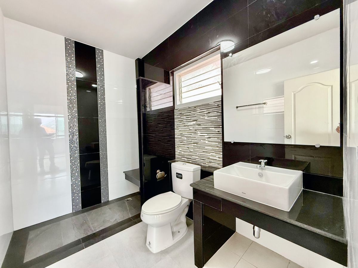 ขายบ้านปิ่นเกล้า จรัญสนิทวงศ์ : ขายบ้านเดี่ยวหลังใหญ่ 2 ชั้น ห้องมุม หมู่บ้านสวนดอกไม้ บรมราชชนนี 105