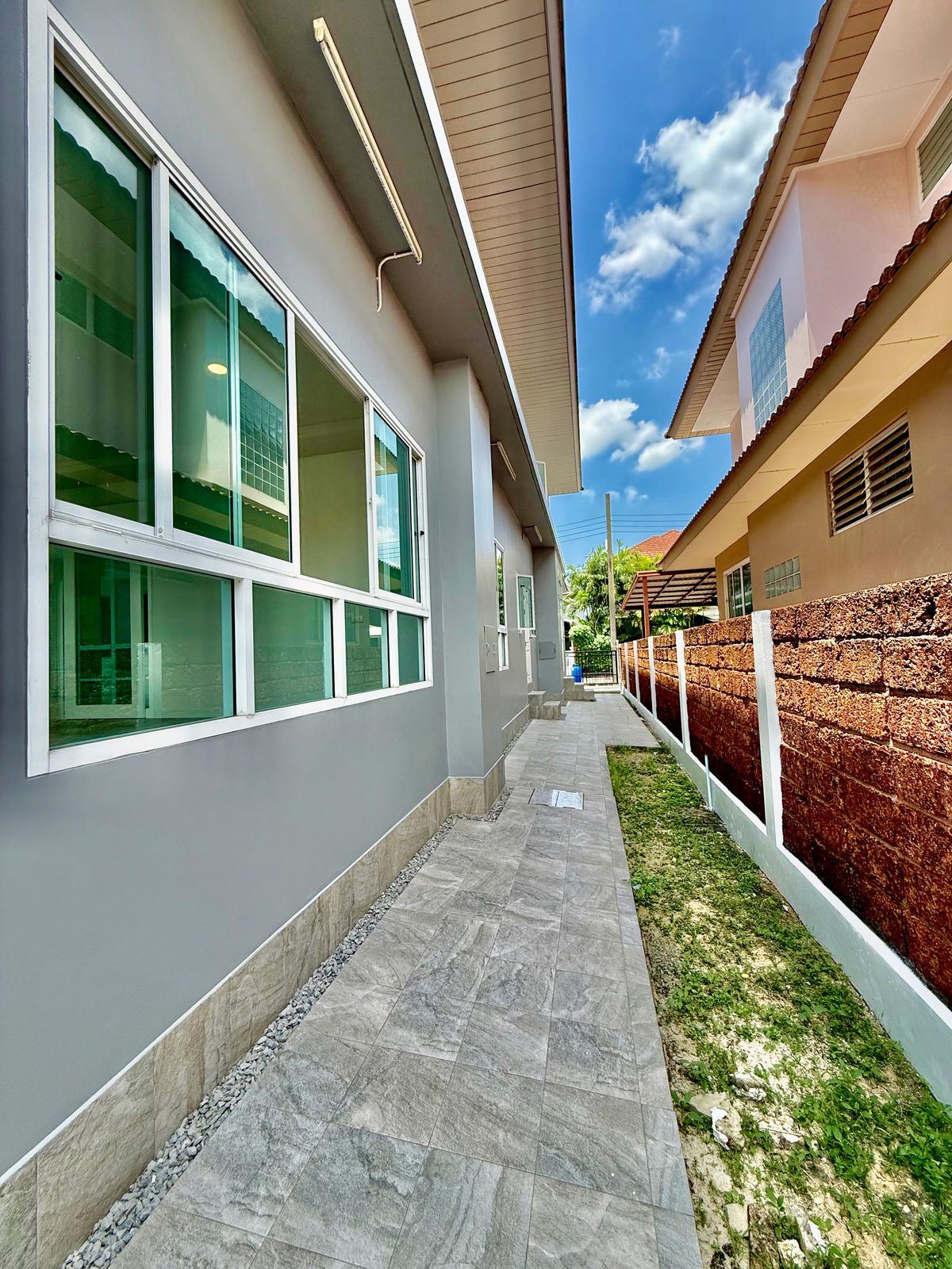 ขายบ้านปิ่นเกล้า จรัญสนิทวงศ์ : ขายบ้านเดี่ยวหลังใหญ่ 2 ชั้น ห้องมุม หมู่บ้านสวนดอกไม้ บรมราชชนนี 105