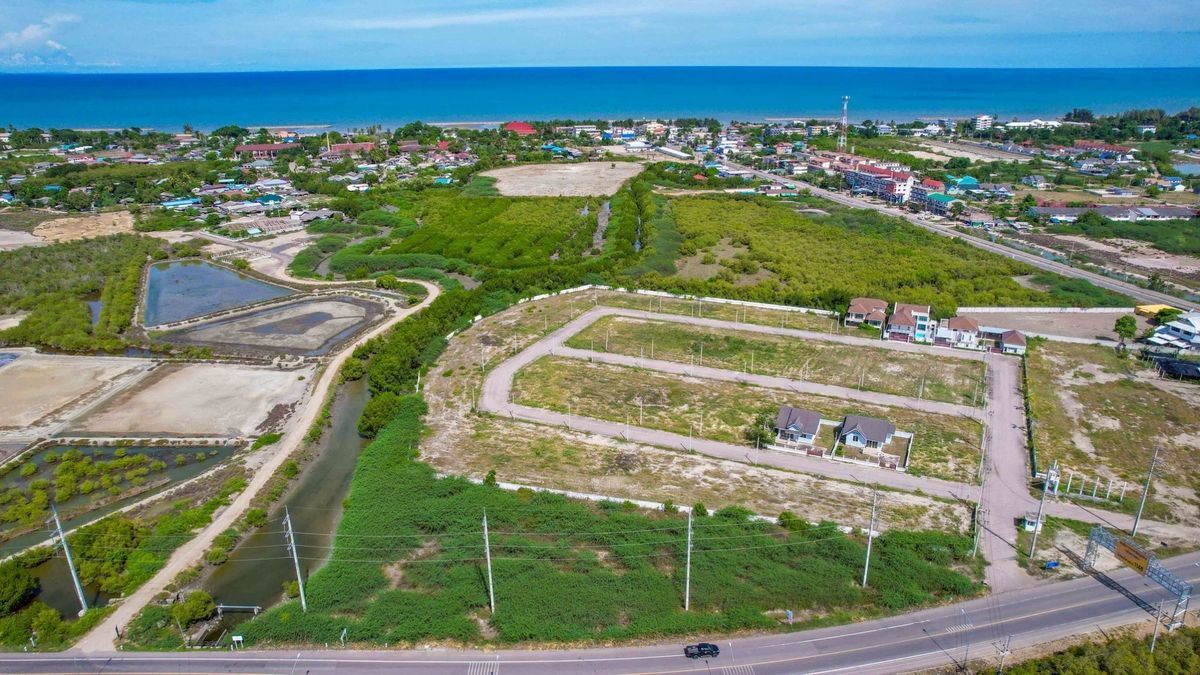 ขายที่ดินชะอำ เพชรบุรี : ✨ HOT DEAL! ที่ดินทำเลทอง 2-0-40 ไร่ (840 ตร.ว.) ติดถนนใหญ่! ใจกลางหาดเจ้าสำราญ เพชรบุรี! ✨