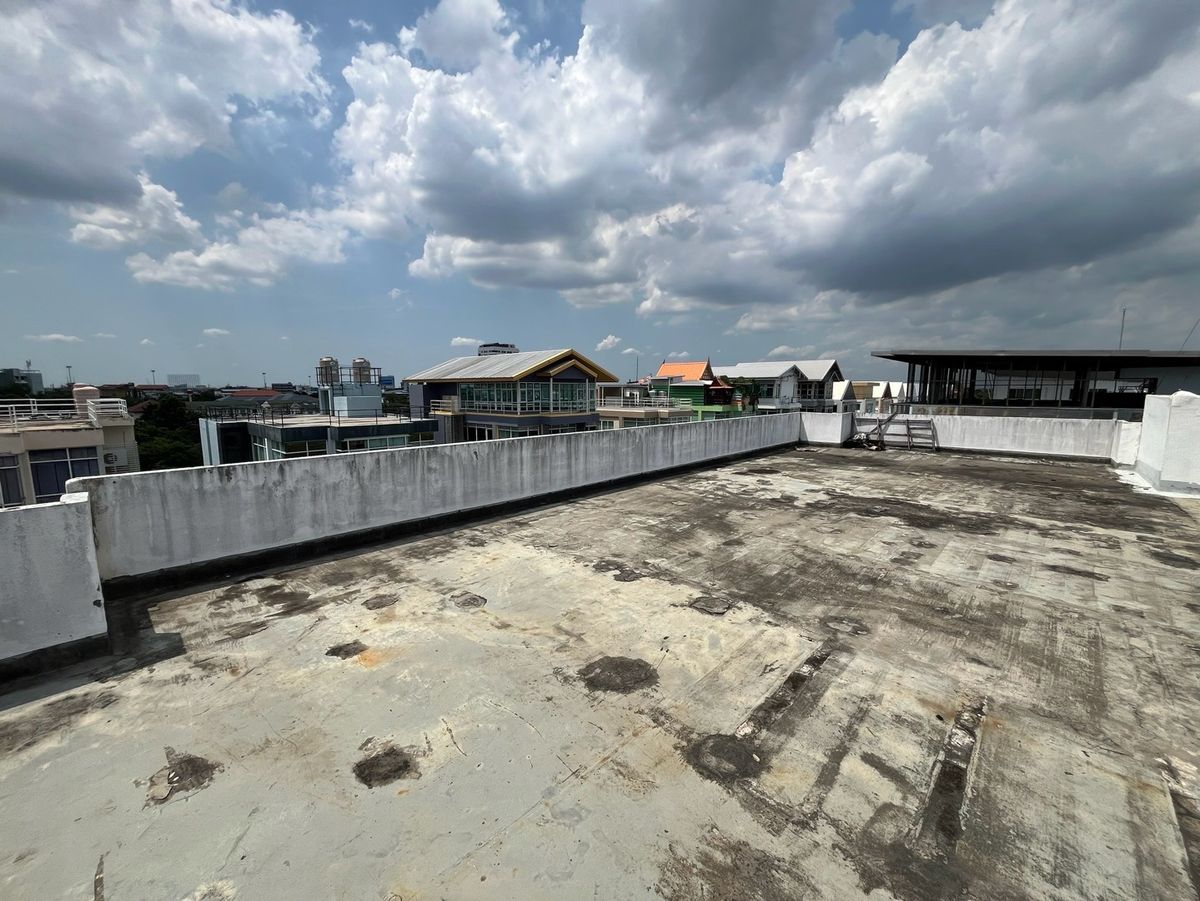 For RentOfficeKaset Nawamin,Ladplakao : Rent a 5 -story office building with a Stand Alone elevator, 20 car parking, Nuanchan, Bueng Kum District, Bangkok | Can decorate the renovation to improve the companys office.