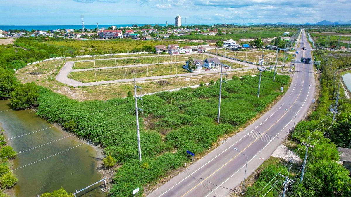 ขายที่ดินชะอำ เพชรบุรี : ✨ HOT DEAL! ที่ดินทำเลทอง 2-0-40 ไร่ (840 ตร.ว.) ติดถนนใหญ่! ใจกลางหาดเจ้าสำราญ เพชรบุรี! ✨