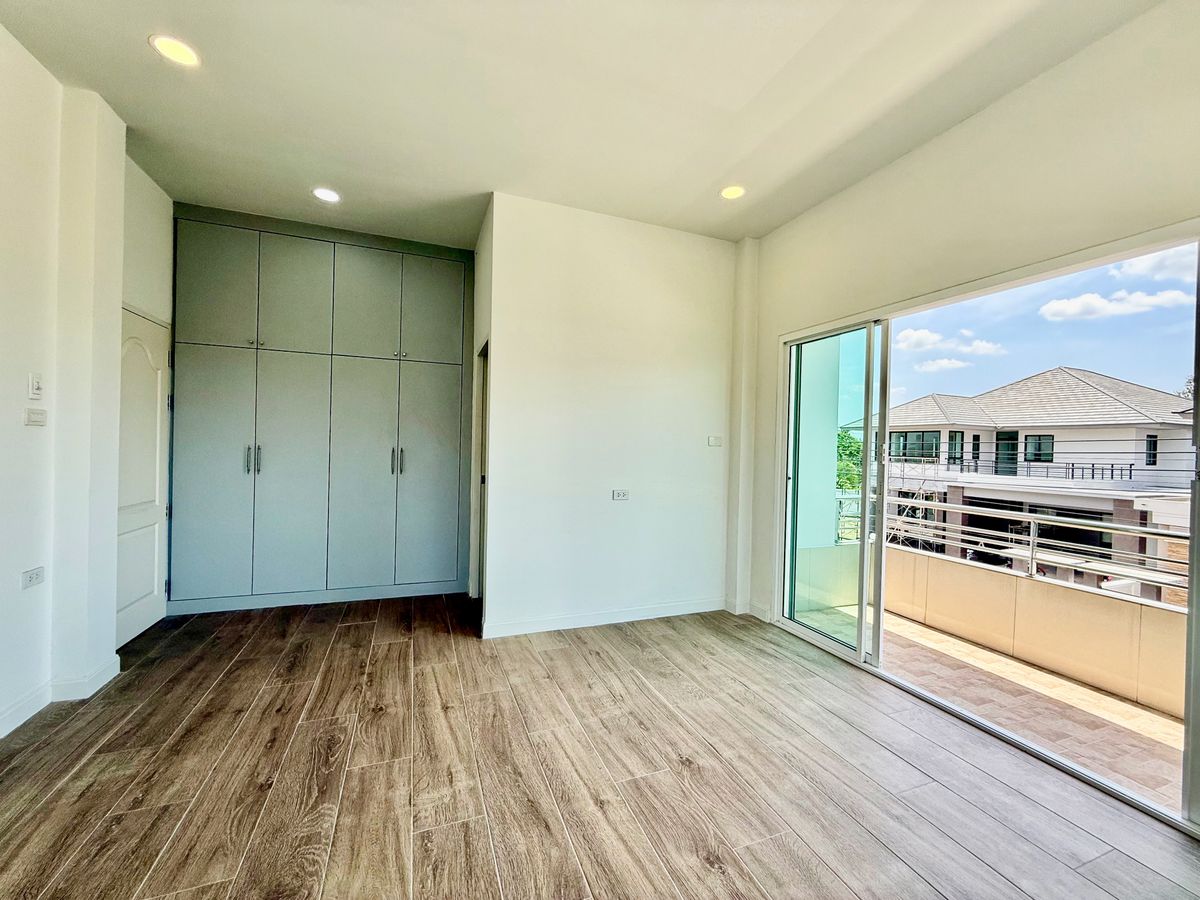 ขายบ้านปิ่นเกล้า จรัญสนิทวงศ์ : ขายบ้านเดี่ยวหลังใหญ่ 2 ชั้น ห้องมุม หมู่บ้านสวนดอกไม้ บรมราชชนนี 105