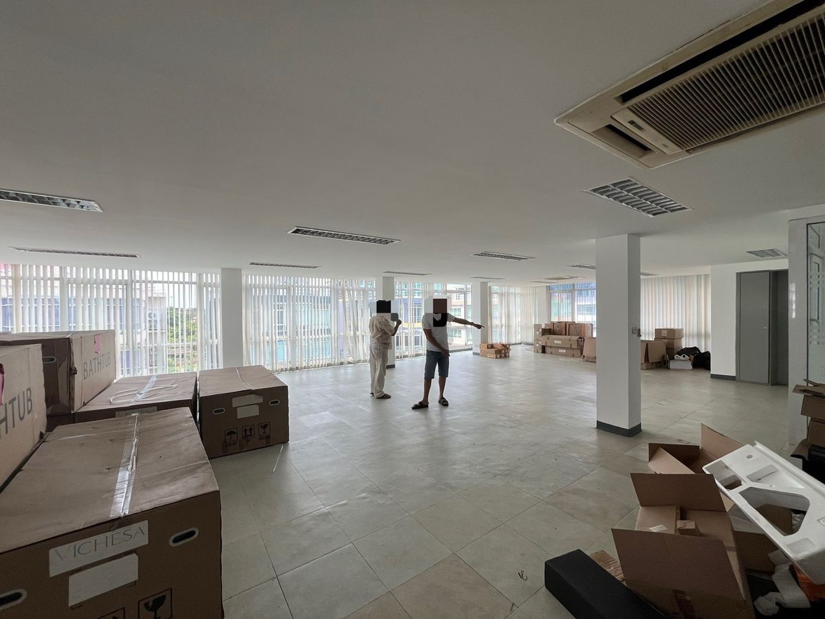 For RentOfficeKaset Nawamin,Ladplakao : Rent a 5 -story office building with a Stand Alone elevator, 20 car parking, Nuanchan, Bueng Kum District, Bangkok | Can decorate the renovation to improve the companys office.