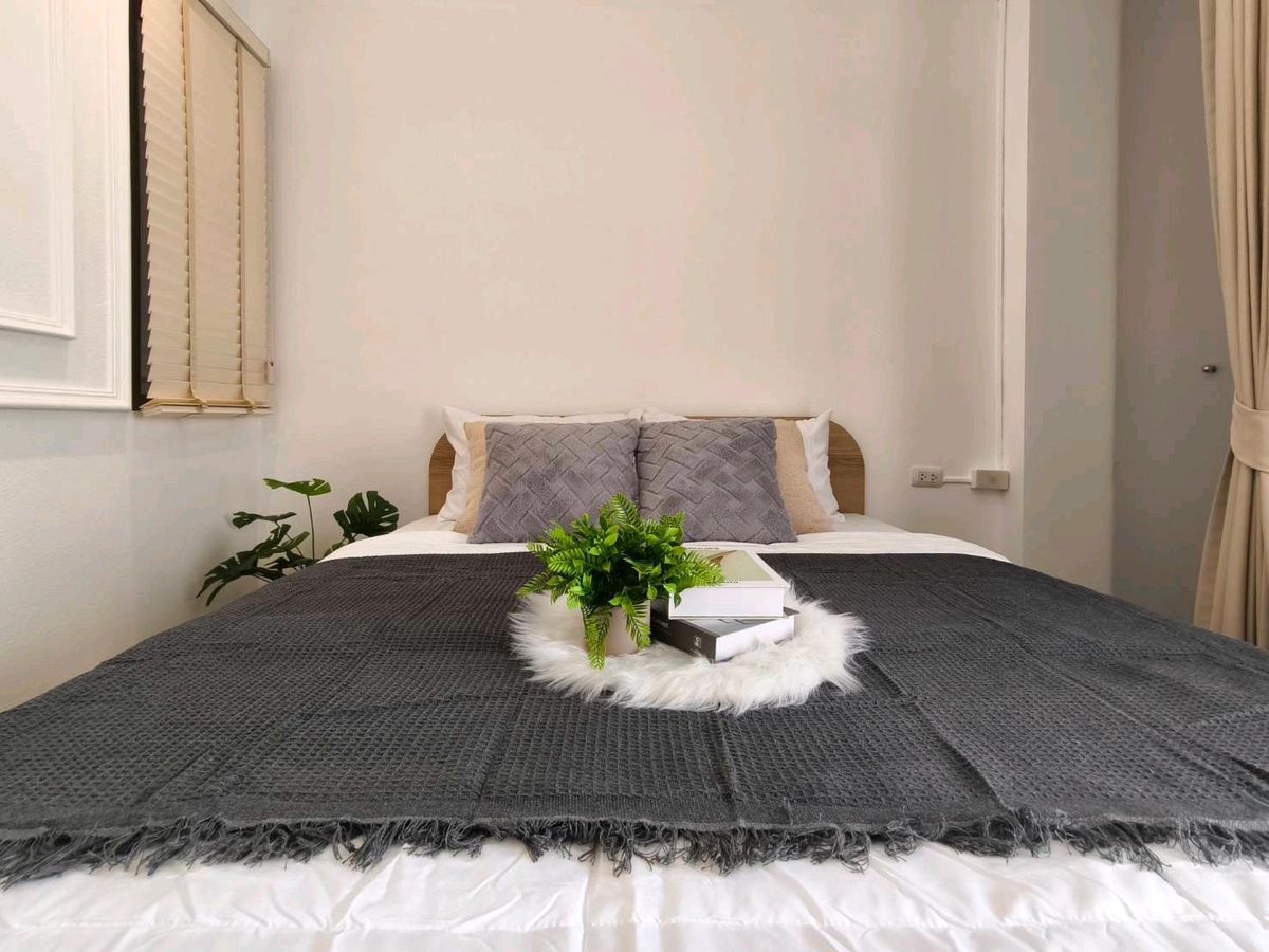 For SaleCondoRamkhamhaeng, Hua Mak : 🏬🚅 Extremely convenient near the university Near Town in Town, near the mall, travel in and out of many routes, decorate the room, size 35.87 sqm.