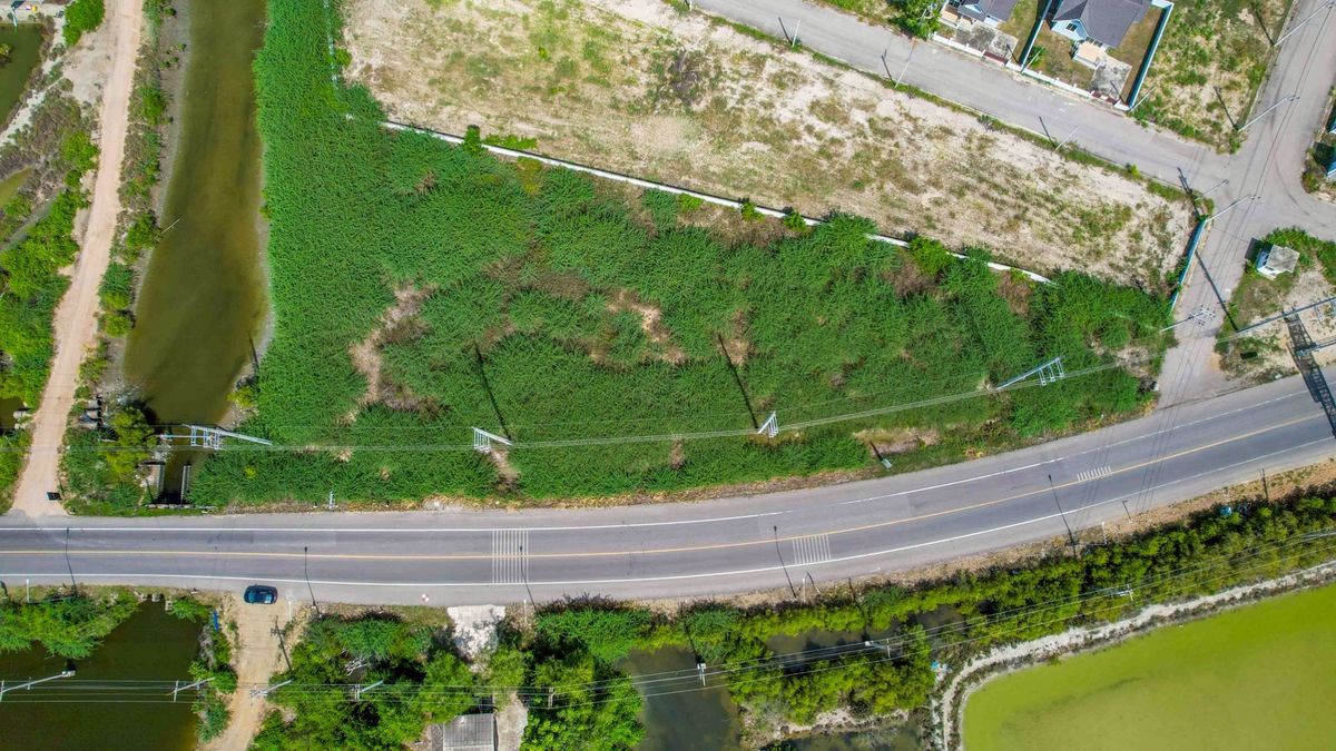 ขายที่ดินชะอำ เพชรบุรี : ✨ HOT DEAL! ที่ดินทำเลทอง 2-0-40 ไร่ (840 ตร.ว.) ติดถนนใหญ่! ใจกลางหาดเจ้าสำราญ เพชรบุรี! ✨