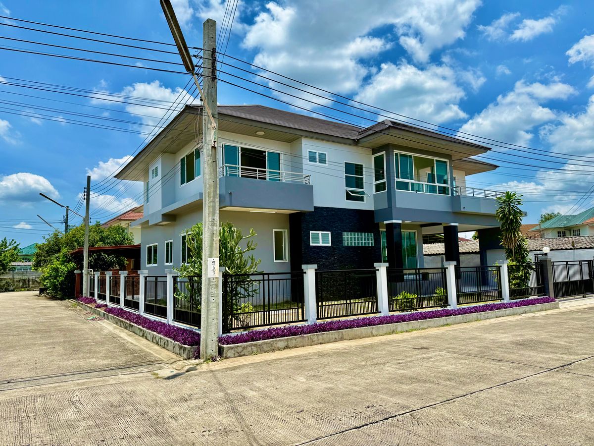 ขายบ้านปิ่นเกล้า จรัญสนิทวงศ์ : ขายบ้านเดี่ยวหลังใหญ่ 2 ชั้น ห้องมุม หมู่บ้านสวนดอกไม้ บรมราชชนนี 105