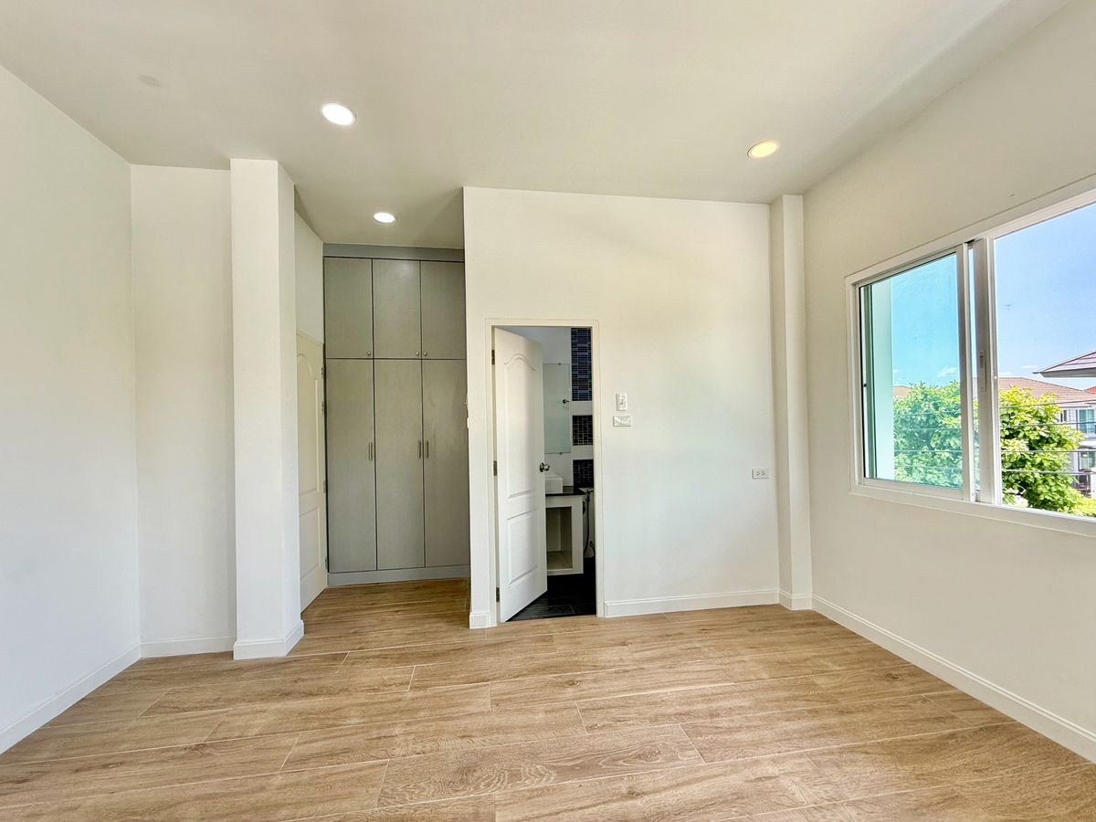 ขายบ้านปิ่นเกล้า จรัญสนิทวงศ์ : ขายบ้านเดี่ยวหลังใหญ่ 2 ชั้น ห้องมุม หมู่บ้านสวนดอกไม้ บรมราชชนนี 105