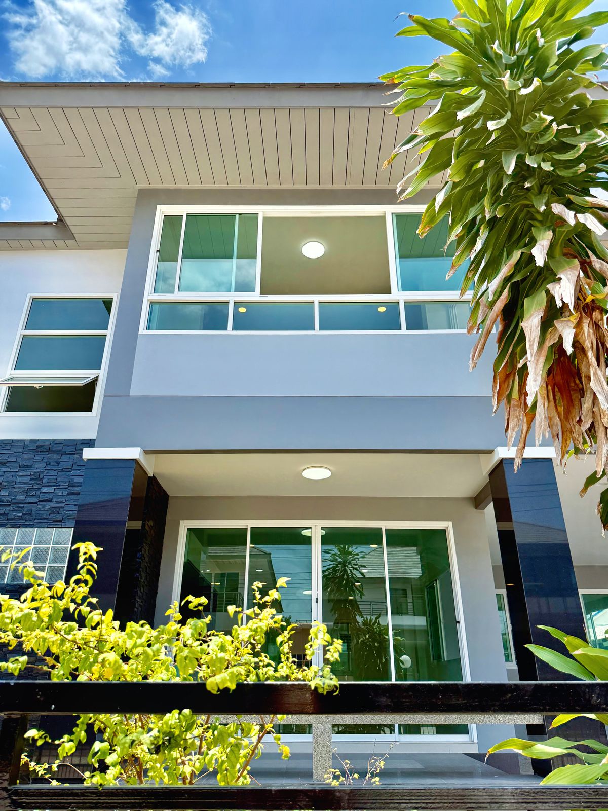 ขายบ้านปิ่นเกล้า จรัญสนิทวงศ์ : ขายบ้านเดี่ยวหลังใหญ่ 2 ชั้น ห้องมุม หมู่บ้านสวนดอกไม้ บรมราชชนนี 105