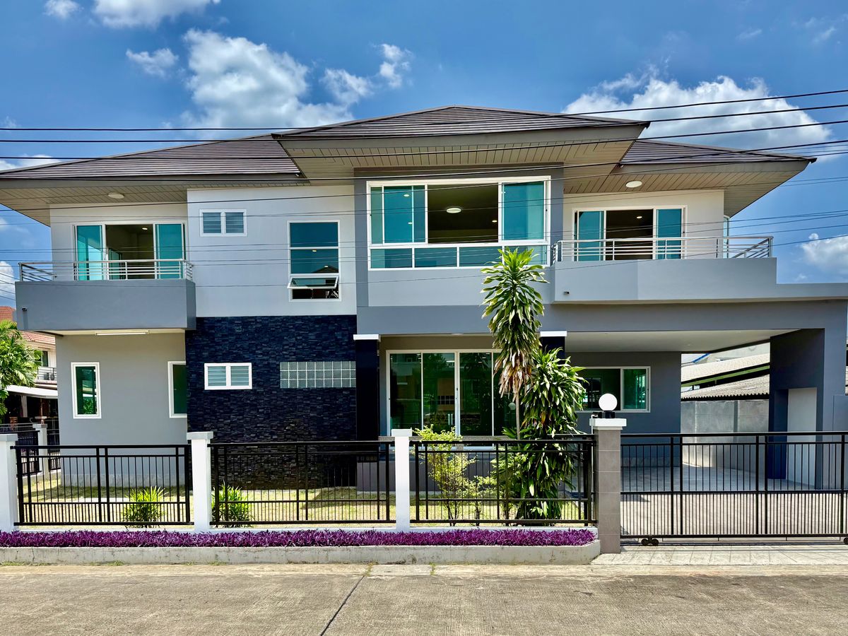 ขายบ้านปิ่นเกล้า จรัญสนิทวงศ์ : ขายบ้านเดี่ยวหลังใหญ่ 2 ชั้น ห้องมุม หมู่บ้านสวนดอกไม้ บรมราชชนนี 105