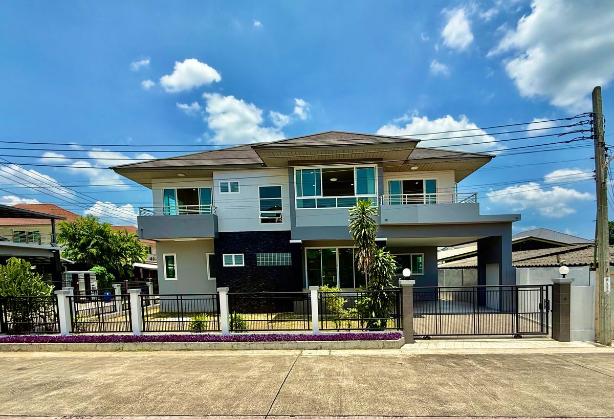 ขายบ้านปิ่นเกล้า จรัญสนิทวงศ์ : ขายบ้านเดี่ยวหลังใหญ่ 2 ชั้น ห้องมุม หมู่บ้านสวนดอกไม้ บรมราชชนนี 105