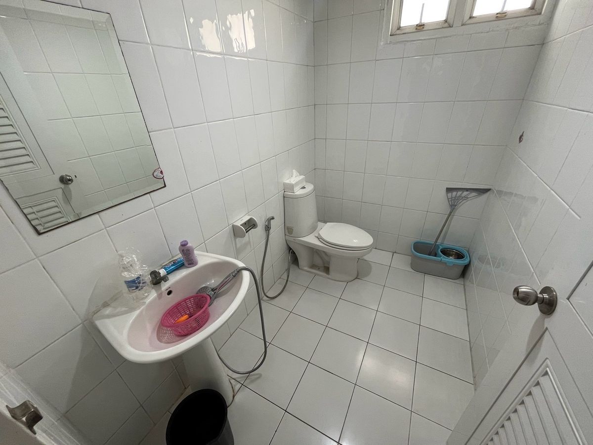 For RentOfficeKaset Nawamin,Ladplakao : Rent a 5 -story office building with a Stand Alone elevator, 20 car parking, Nuanchan, Bueng Kum District, Bangkok | Can decorate the renovation to improve the companys office.