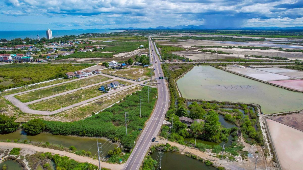 ขายที่ดินชะอำ เพชรบุรี : ✨ HOT DEAL! ที่ดินทำเลทอง 2-0-40 ไร่ (840 ตร.ว.) ติดถนนใหญ่! ใจกลางหาดเจ้าสำราญ เพชรบุรี! ✨