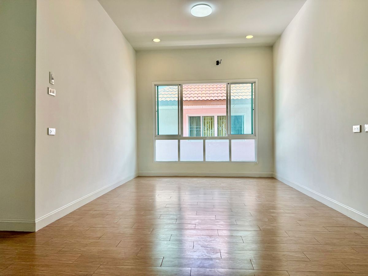 ขายบ้านปิ่นเกล้า จรัญสนิทวงศ์ : ขายบ้านเดี่ยวหลังใหญ่ 2 ชั้น ห้องมุม หมู่บ้านสวนดอกไม้ บรมราชชนนี 105