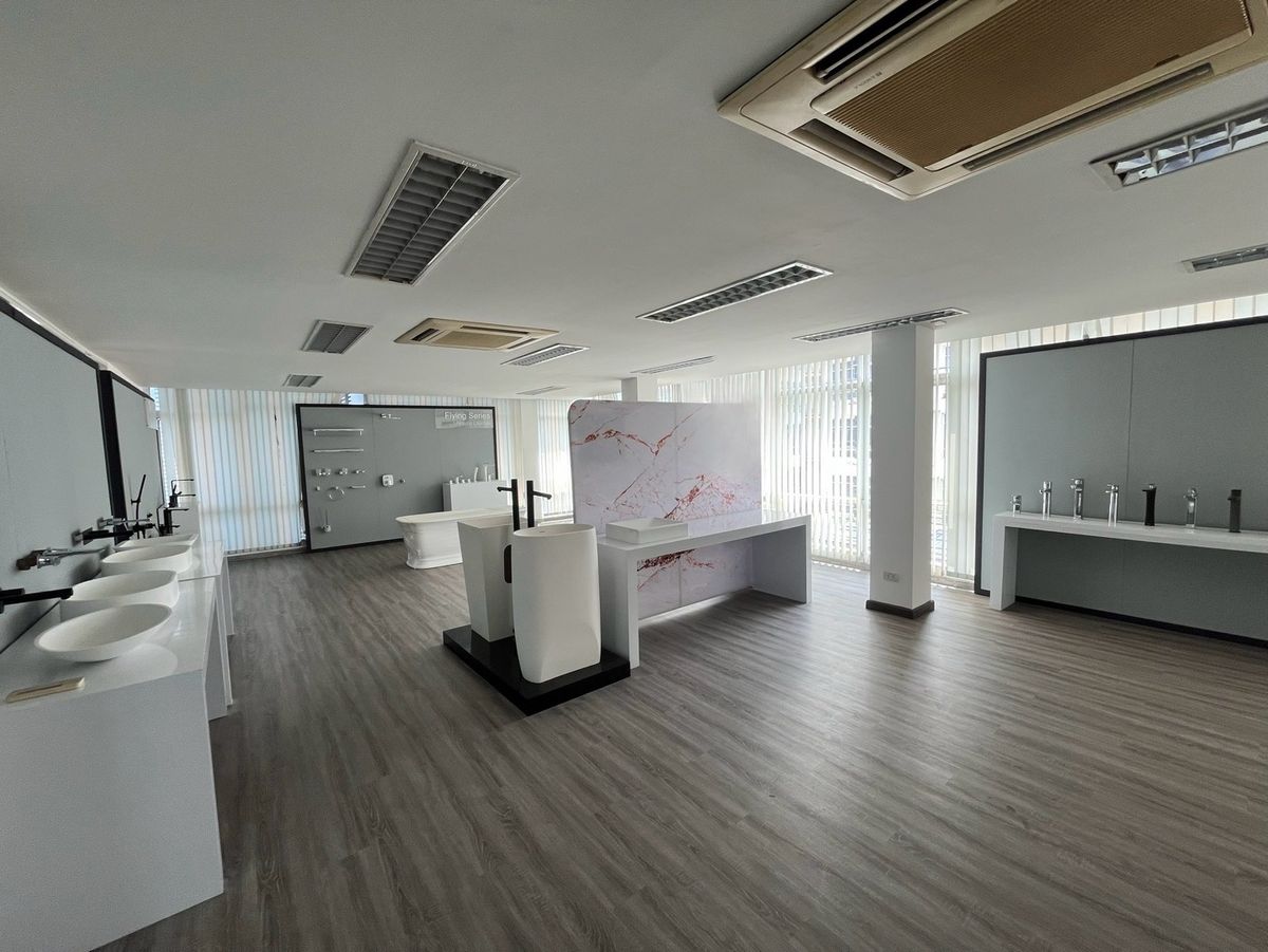 For RentOfficeKaset Nawamin,Ladplakao : Rent a 5 -story office building with a Stand Alone elevator, 20 car parking, Nuanchan, Bueng Kum District, Bangkok | Can decorate the renovation to improve the companys office.