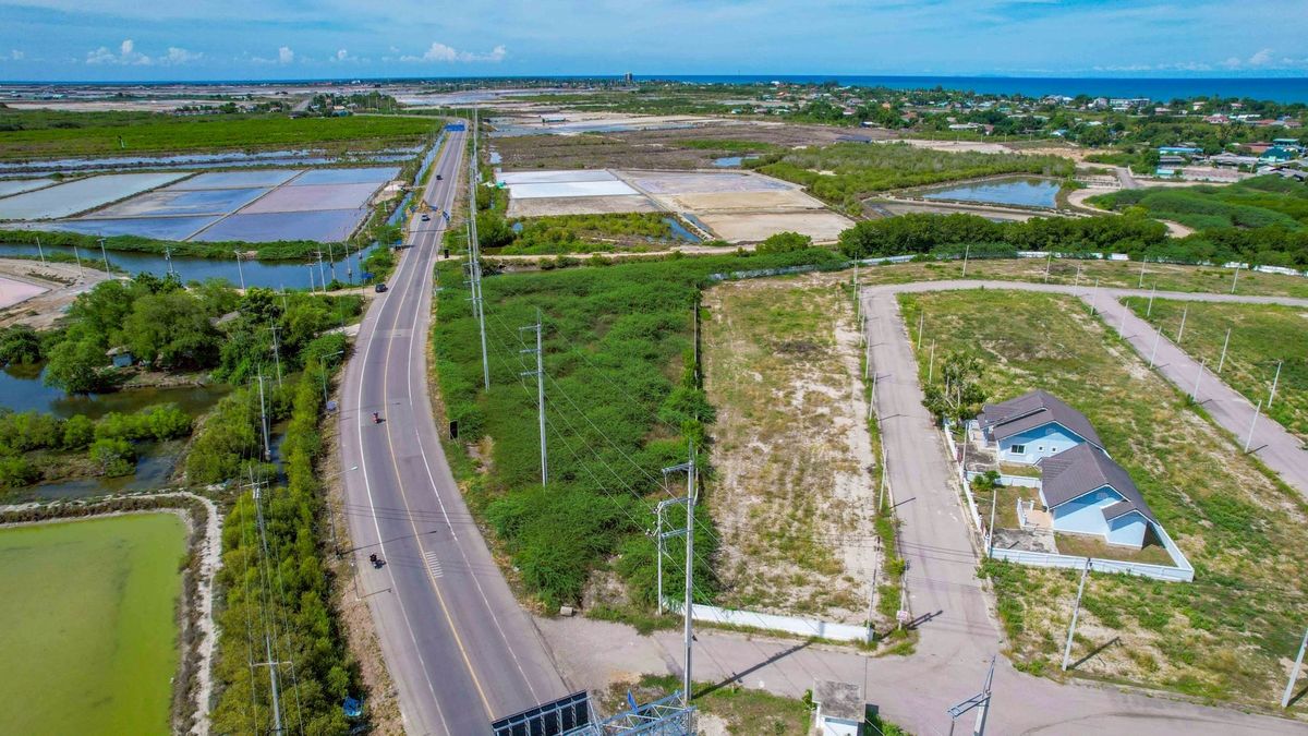 ขายที่ดินชะอำ เพชรบุรี : ✨ HOT DEAL! ที่ดินทำเลทอง 2-0-40 ไร่ (840 ตร.ว.) ติดถนนใหญ่! ใจกลางหาดเจ้าสำราญ เพชรบุรี! ✨