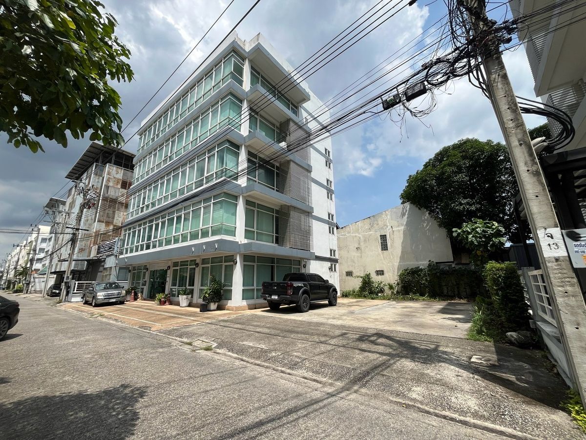 For RentOfficeKaset Nawamin,Ladplakao : Rent a 5 -story office building with a Stand Alone elevator, 20 car parking, Nuanchan, Bueng Kum District, Bangkok | Can decorate the renovation to improve the companys office.