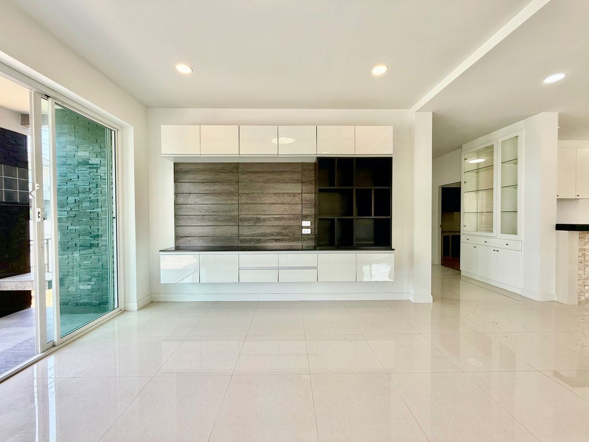 ขายบ้านปิ่นเกล้า จรัญสนิทวงศ์ : ขายบ้านเดี่ยวหลังใหญ่ 2 ชั้น ห้องมุม หมู่บ้านสวนดอกไม้ บรมราชชนนี 105