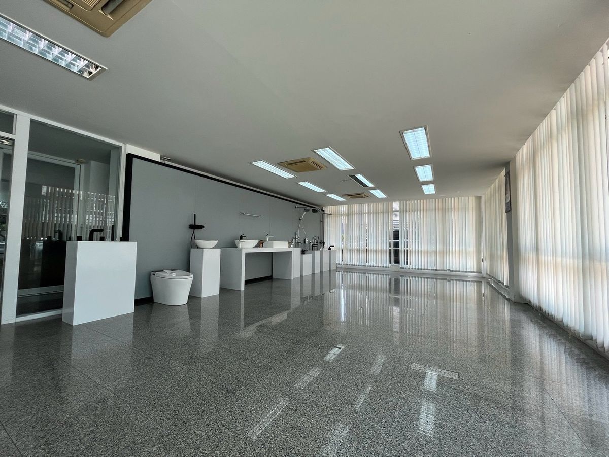 For RentOfficeKaset Nawamin,Ladplakao : Rent a 5 -story office building with a Stand Alone elevator, 20 car parking, Nuanchan, Bueng Kum District, Bangkok | Can decorate the renovation to improve the companys office.
