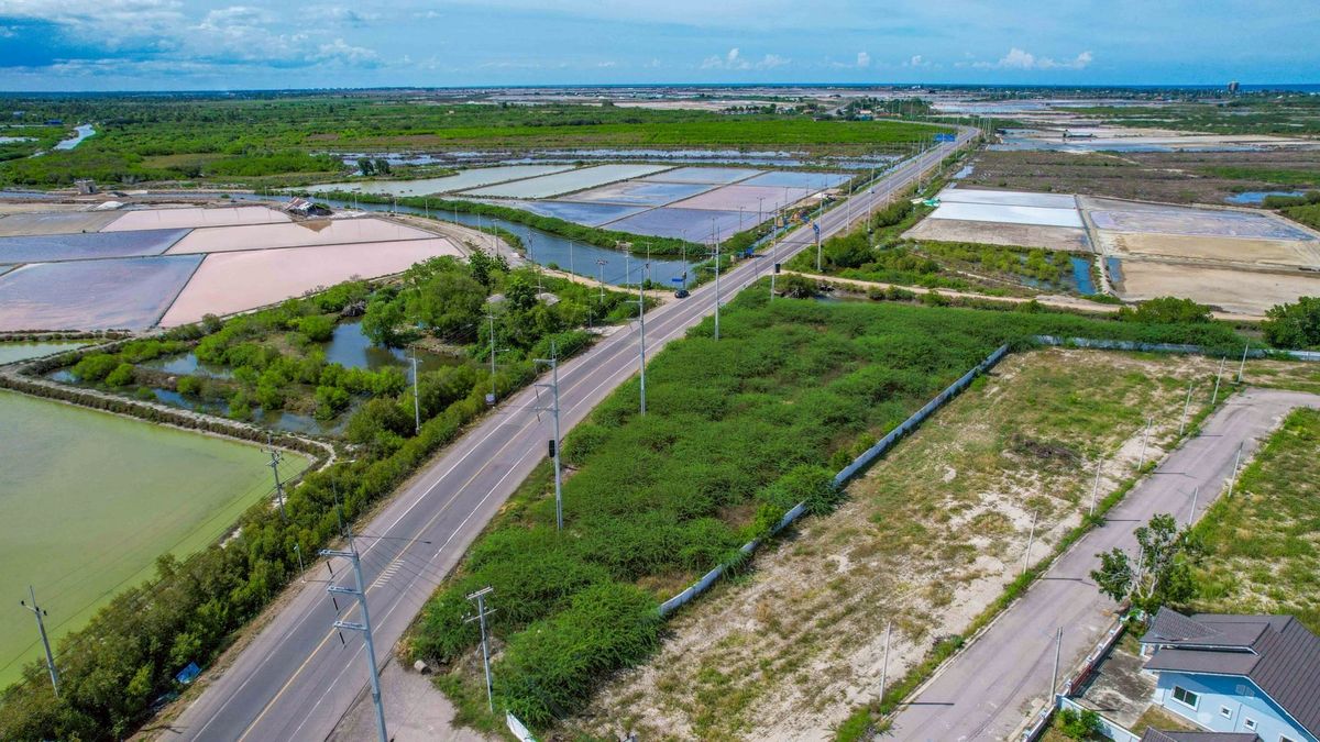 ขายที่ดินชะอำ เพชรบุรี : ✨ HOT DEAL! ที่ดินทำเลทอง 2-0-40 ไร่ (840 ตร.ว.) ติดถนนใหญ่! ใจกลางหาดเจ้าสำราญ เพชรบุรี! ✨