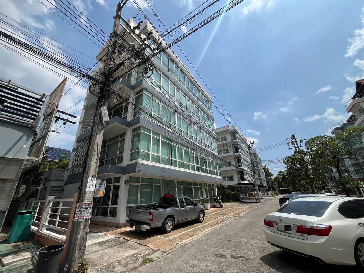 For RentOfficeKaset Nawamin,Ladplakao : Rent a 5 -story office building with a Stand Alone elevator, 20 car parking, Nuanchan, Bueng Kum District, Bangkok | Can decorate the renovation to improve the companys office.