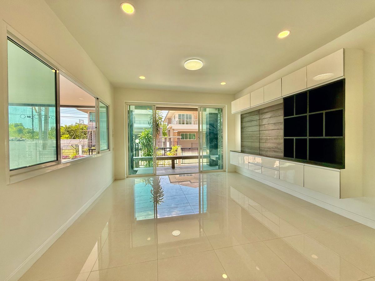 ขายบ้านปิ่นเกล้า จรัญสนิทวงศ์ : ขายบ้านเดี่ยวหลังใหญ่ 2 ชั้น ห้องมุม หมู่บ้านสวนดอกไม้ บรมราชชนนี 105