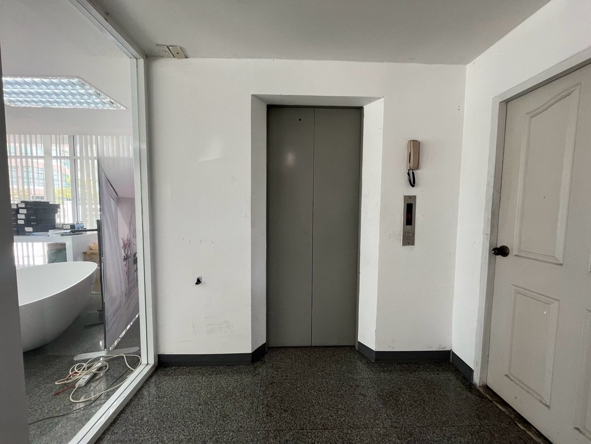 For RentOfficeKaset Nawamin,Ladplakao : Rent a 5 -story office building with a Stand Alone elevator, 20 car parking, Nuanchan, Bueng Kum District, Bangkok | Can decorate the renovation to improve the companys office.