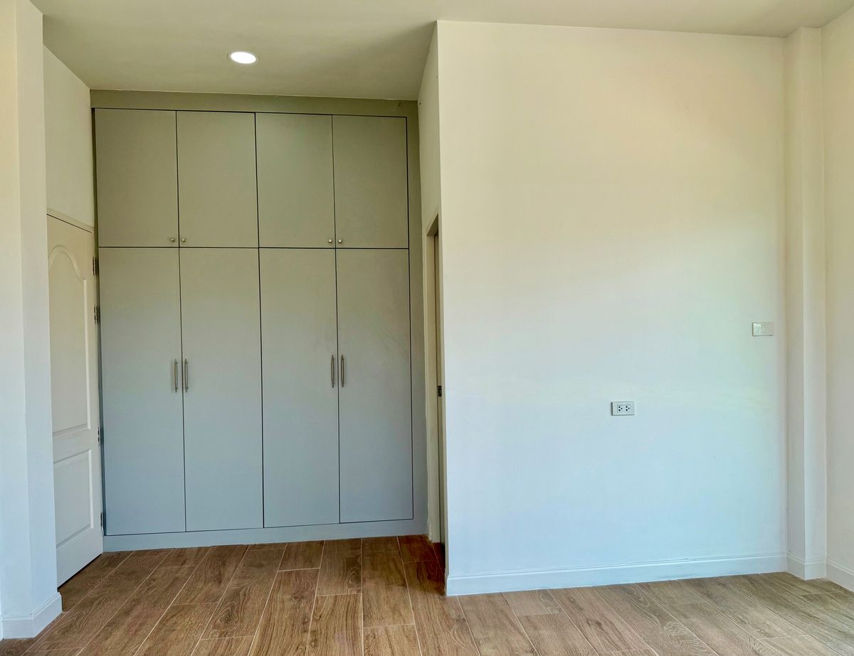 ขายบ้านปิ่นเกล้า จรัญสนิทวงศ์ : ขายบ้านเดี่ยวหลังใหญ่ 2 ชั้น ห้องมุม หมู่บ้านสวนดอกไม้ บรมราชชนนี 105