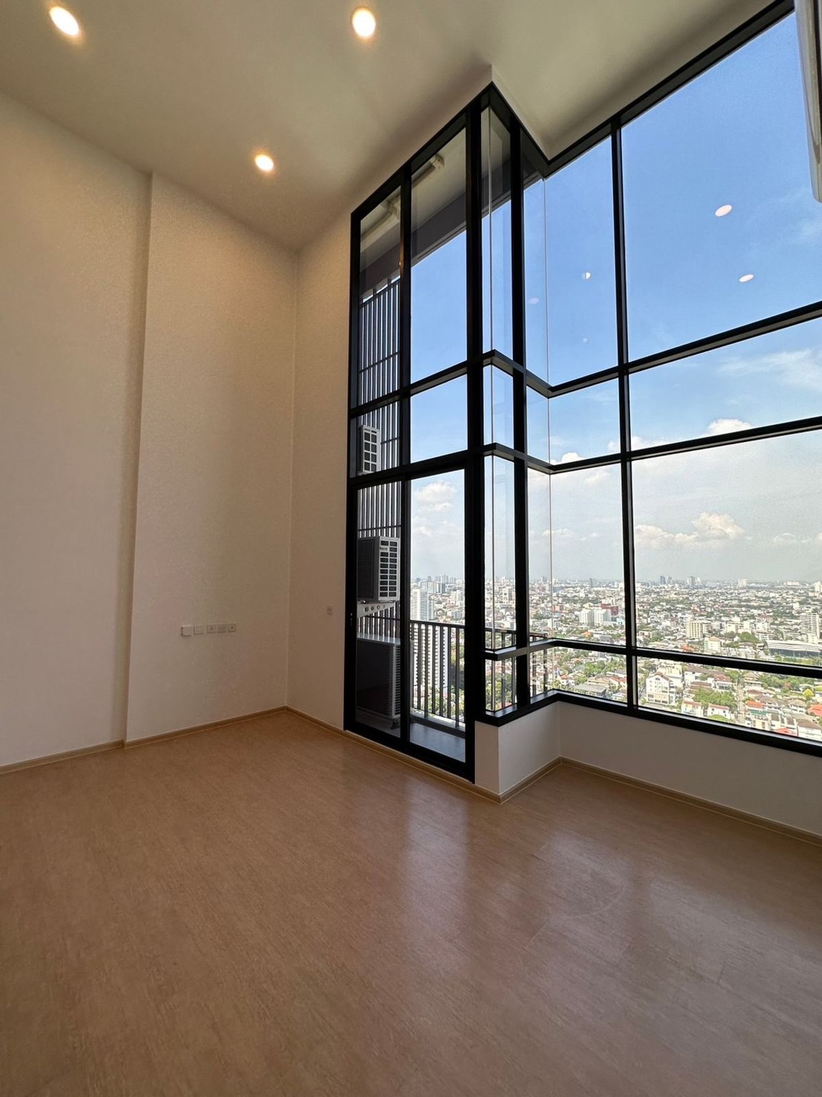 For SaleCondoSukhumvit, Asoke, Thonglor : Maru Ekkamai 2 / Pet Friendly near BTS Ekkamai, rare item, only 2 units on the whole floor, brand new room, extra high ceiling 5.5 m. / 2 bedrooms, 2 bathrooms, 76 sq m. Call 0937890899