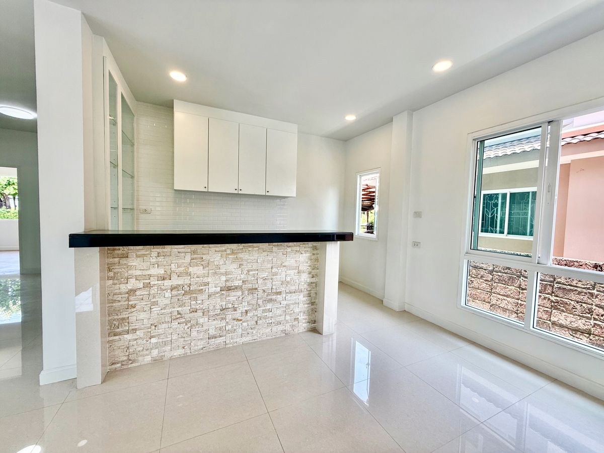 ขายบ้านปิ่นเกล้า จรัญสนิทวงศ์ : ขายบ้านเดี่ยวหลังใหญ่ 2 ชั้น ห้องมุม หมู่บ้านสวนดอกไม้ บรมราชชนนี 105