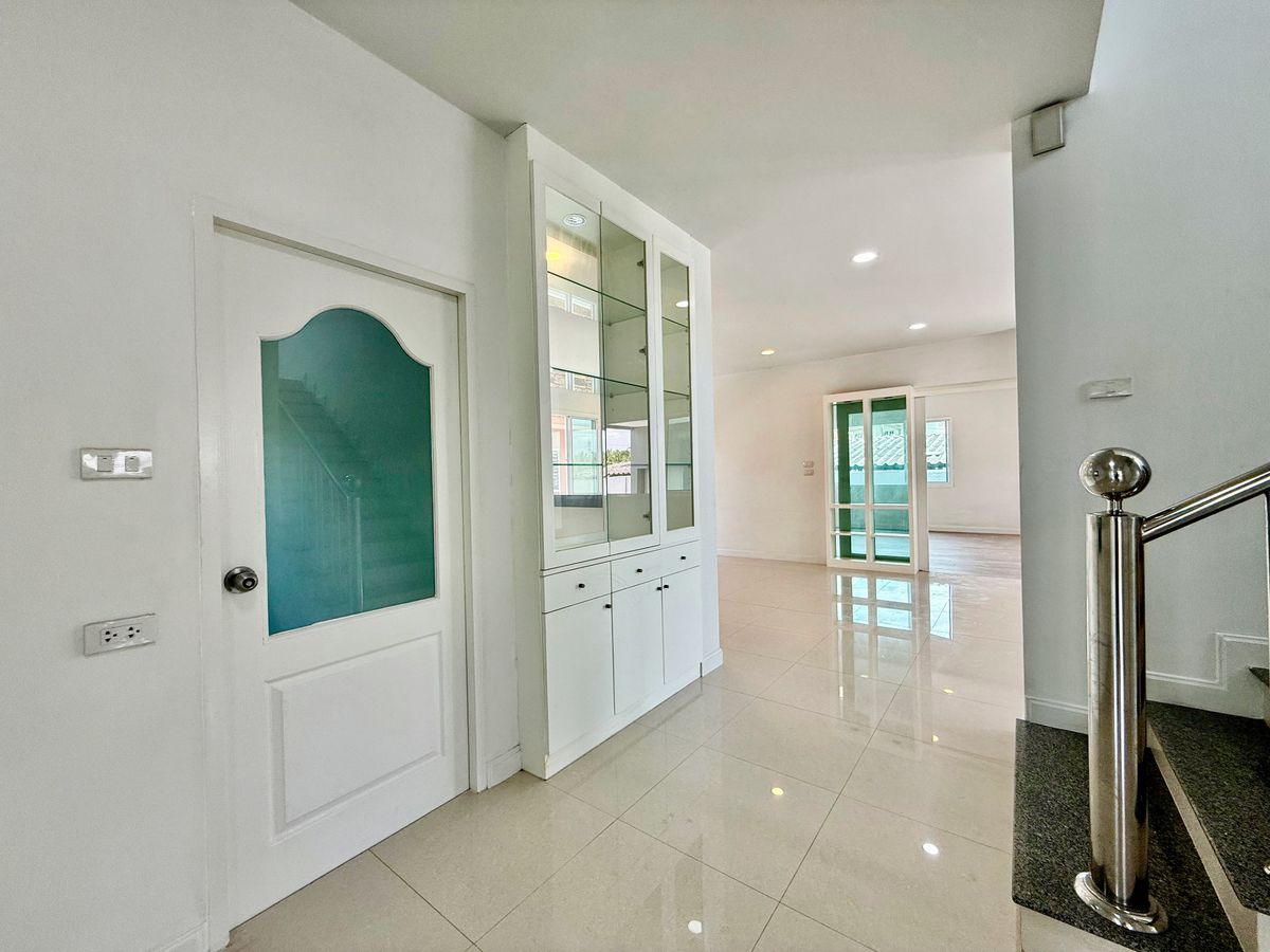 ขายบ้านปิ่นเกล้า จรัญสนิทวงศ์ : ขายบ้านเดี่ยวหลังใหญ่ 2 ชั้น ห้องมุม หมู่บ้านสวนดอกไม้ บรมราชชนนี 105