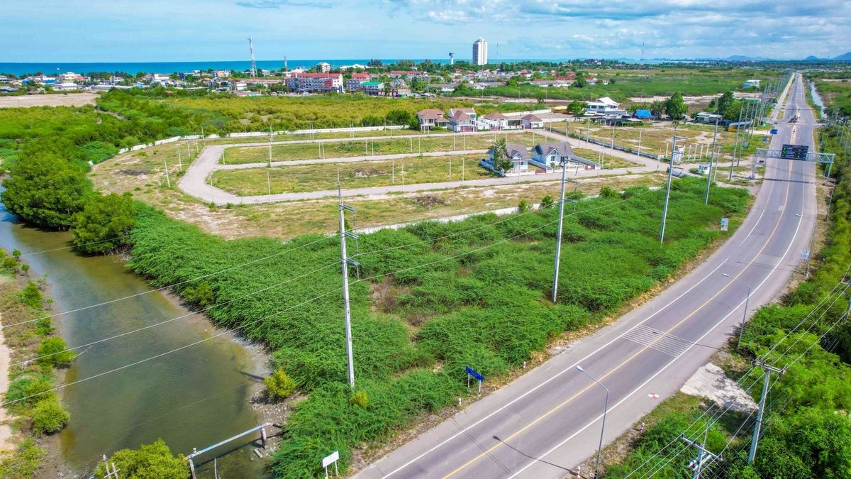 ขายที่ดินชะอำ เพชรบุรี : ✨ HOT DEAL! ที่ดินทำเลทอง 2-0-40 ไร่ (840 ตร.ว.) ติดถนนใหญ่! ใจกลางหาดเจ้าสำราญ เพชรบุรี! ✨