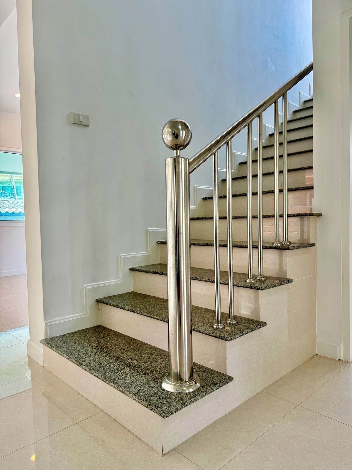 ขายบ้านปิ่นเกล้า จรัญสนิทวงศ์ : ขายบ้านเดี่ยวหลังใหญ่ 2 ชั้น ห้องมุม หมู่บ้านสวนดอกไม้ บรมราชชนนี 105