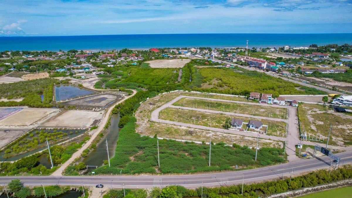 ขายที่ดินชะอำ เพชรบุรี : ✨ HOT DEAL! ที่ดินทำเลทอง 2-0-40 ไร่ (840 ตร.ว.) ติดถนนใหญ่! ใจกลางหาดเจ้าสำราญ เพชรบุรี! ✨