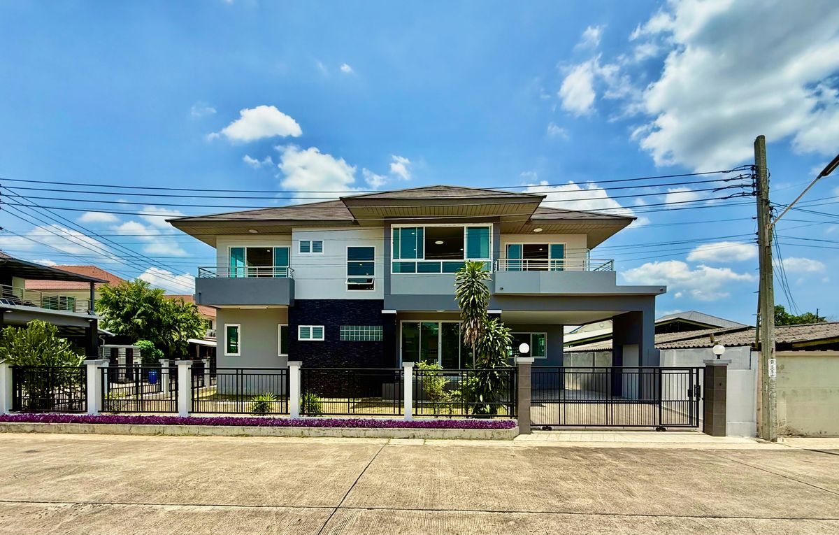 ขายบ้านปิ่นเกล้า จรัญสนิทวงศ์ : ขายบ้านเดี่ยวหลังใหญ่ 2 ชั้น หมู่บ้านสวนดอกไม้ บรมราชชนนี 105