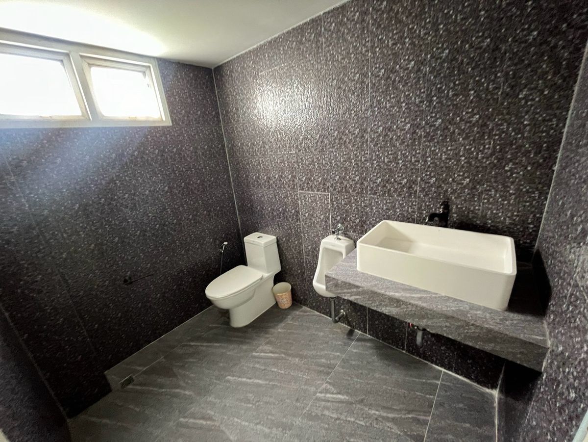 For RentOfficeKaset Nawamin,Ladplakao : Rent a 5 -story office building with a Stand Alone elevator, 20 car parking, Nuanchan, Bueng Kum District, Bangkok | Can decorate the renovation to improve the companys office.