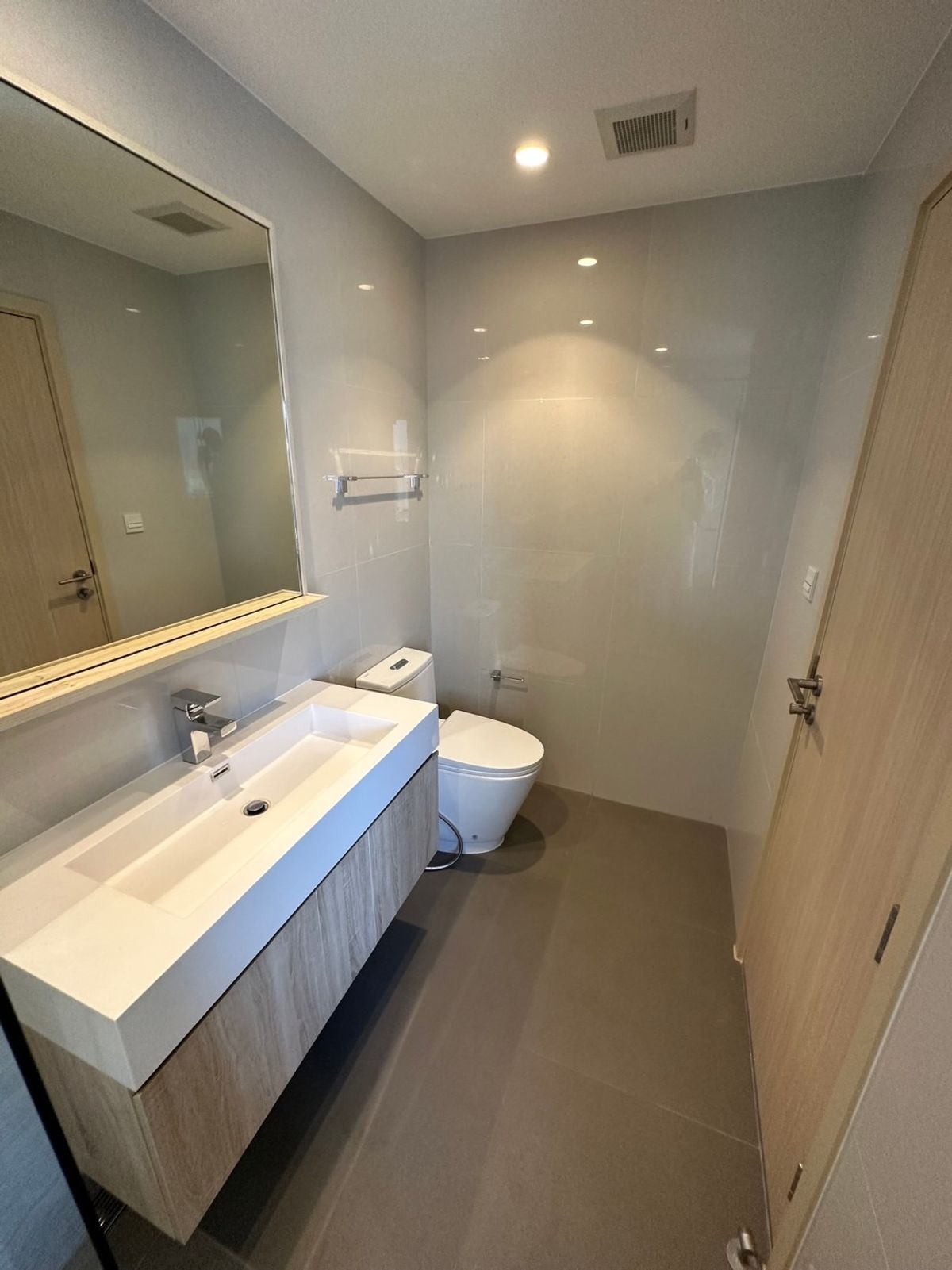 For SaleCondoSukhumvit, Asoke, Thonglor : Maru Ekkamai 2 / Pet Friendly near BTS Ekkamai, rare item, only 2 units on the whole floor, brand new room, extra high ceiling 5.5 m. / 2 bedrooms, 2 bathrooms, 76 sq m. Call 0937890899