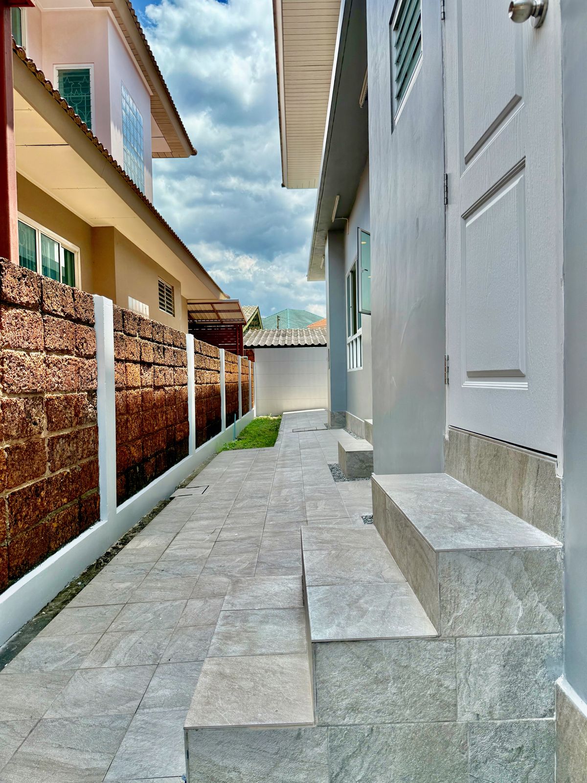 ขายบ้านปิ่นเกล้า จรัญสนิทวงศ์ : ขายบ้านเดี่ยวหลังใหญ่ 2 ชั้น ห้องมุม หมู่บ้านสวนดอกไม้ บรมราชชนนี 105